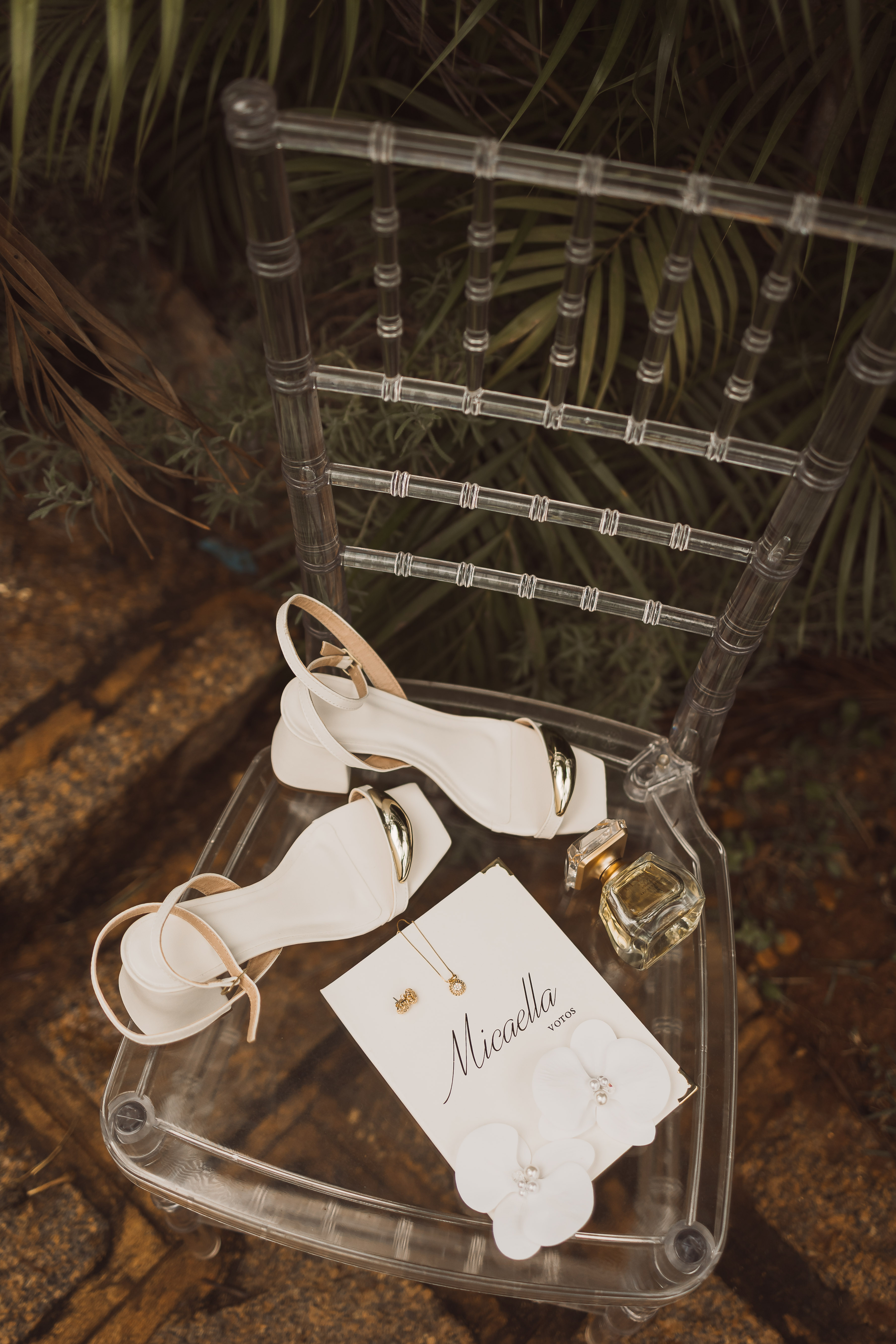 Mesa de recepção de casamento com toalha marfim, velas e talheres dourados
