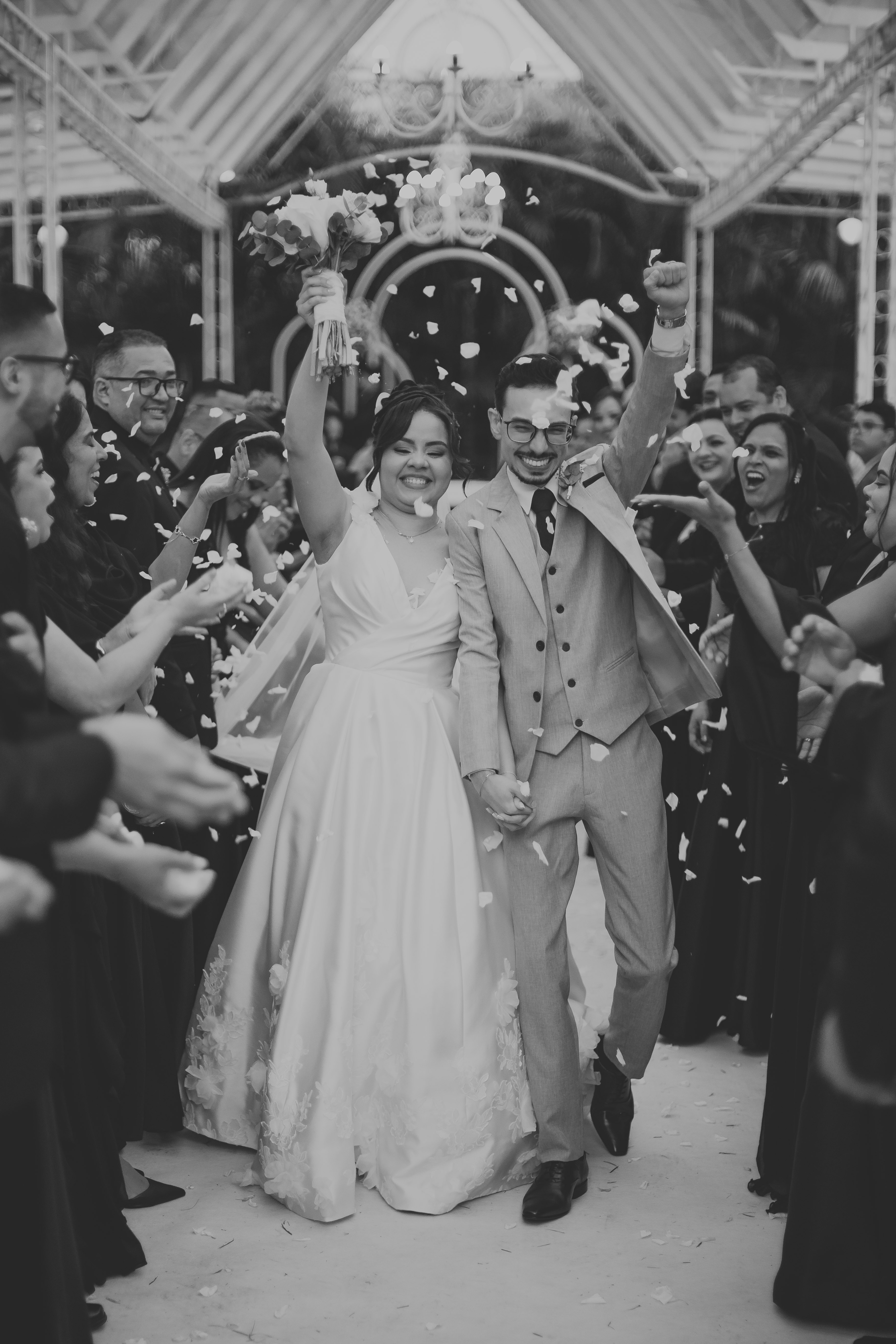 Casal de noivos abraçado ao pôr do sol em um casamento elegante